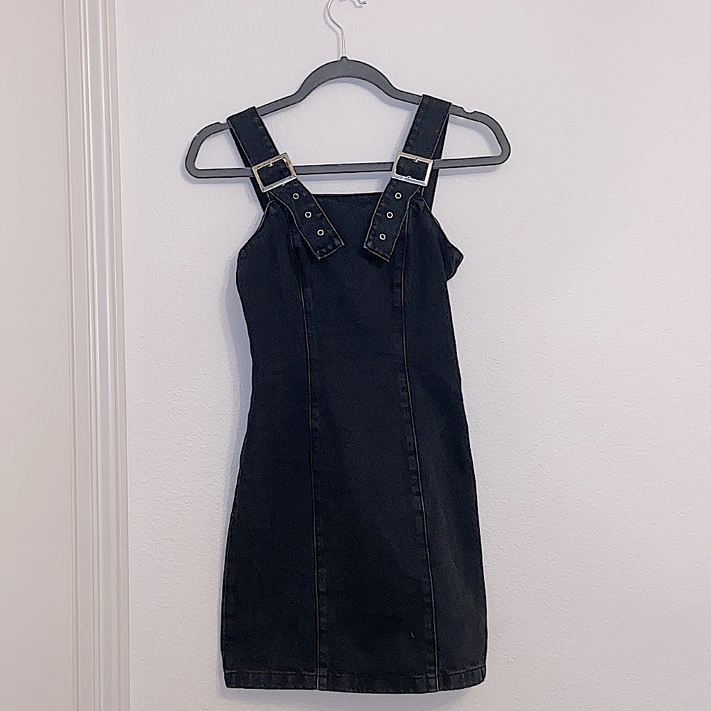 TOPSHOP mini jean dress! 🖤